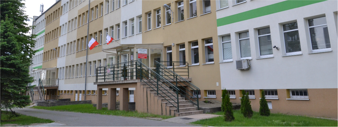 Słoneczny dzień. Na zdjęciu, od frontu, widoczna jest siedziba Wielkopolskiego Ośrodka Doradztwa Rolniczego w Poznaniu.