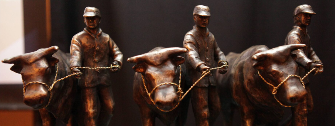 Zdjecie Naglowka: Statuetka przedstawia hodowcę z bykiem