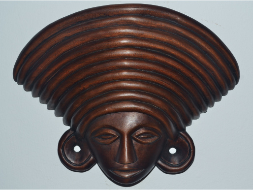 Maska afrykańska z bejcowanego drewna. Przedstawia twarz z ludowym nakryciem głowy.