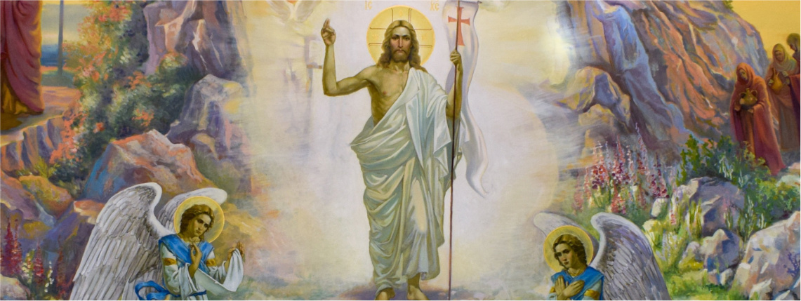 Zdjęcie przedstawia Chrystusa, który zmartwychwstał. Po jego obu stronach są modlące się anioły.