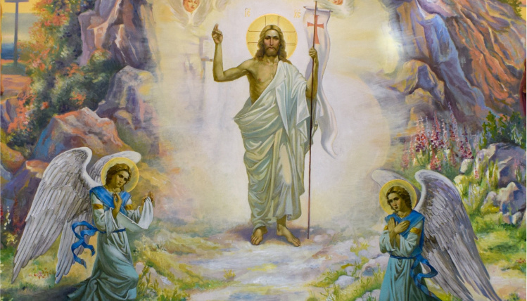 Zdjęcie przedstawia Chrystusa, który zmartwychwstał. Po jego obu stronach są modlące się anioły.