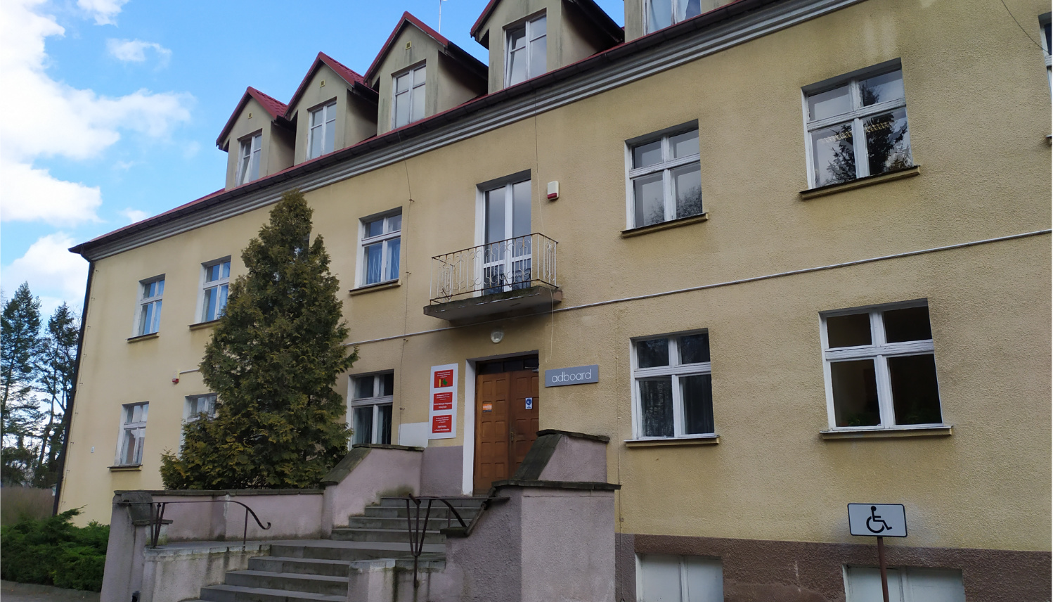 Siedziba Powiatowego Zespołu Doradztwa Rolniczego nr 2 w Sielinku Słoneczny dzień. Na zdjęciu widać od frontu budynek Powiatowego Zespołu Doradztwa Rolniczego nr 2 w Sielinku.
