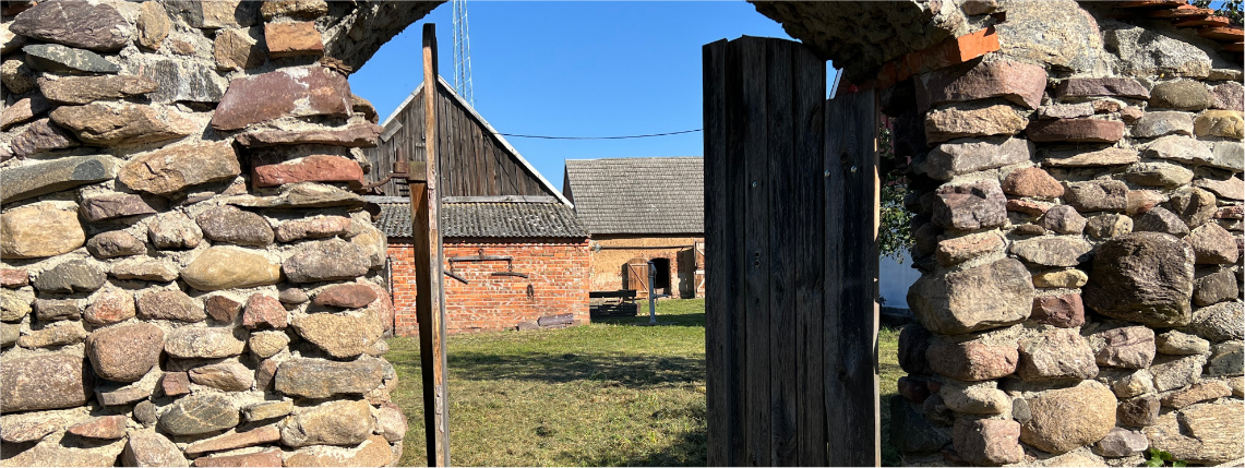 Widok na zabudowania gospodarstwa