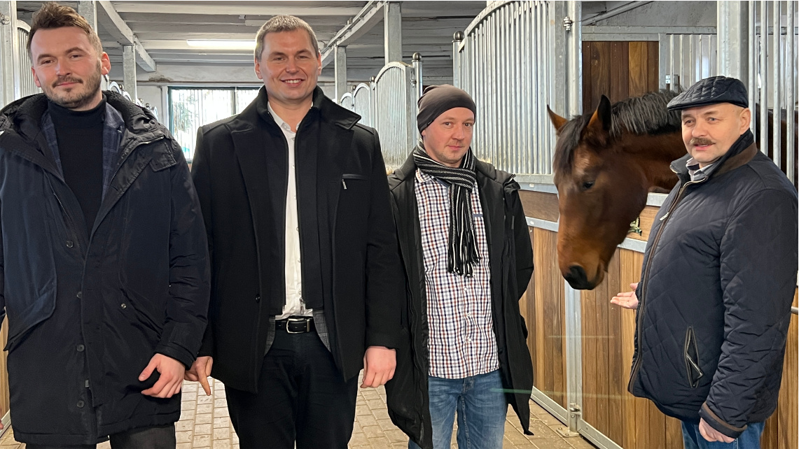 W trakcie nagrania audycji radiowej, od lewej: Mateusz Ćwiekliński, wiceprezes zarządu Stadnina Koni w Dobrzyniewie; Mariusz Meller, prezes zarządu Stadnina Koni w Dobrzyniewie; Mateusz Pająk, doradca WODR; Leszek Grzelak, dyrektor spółki