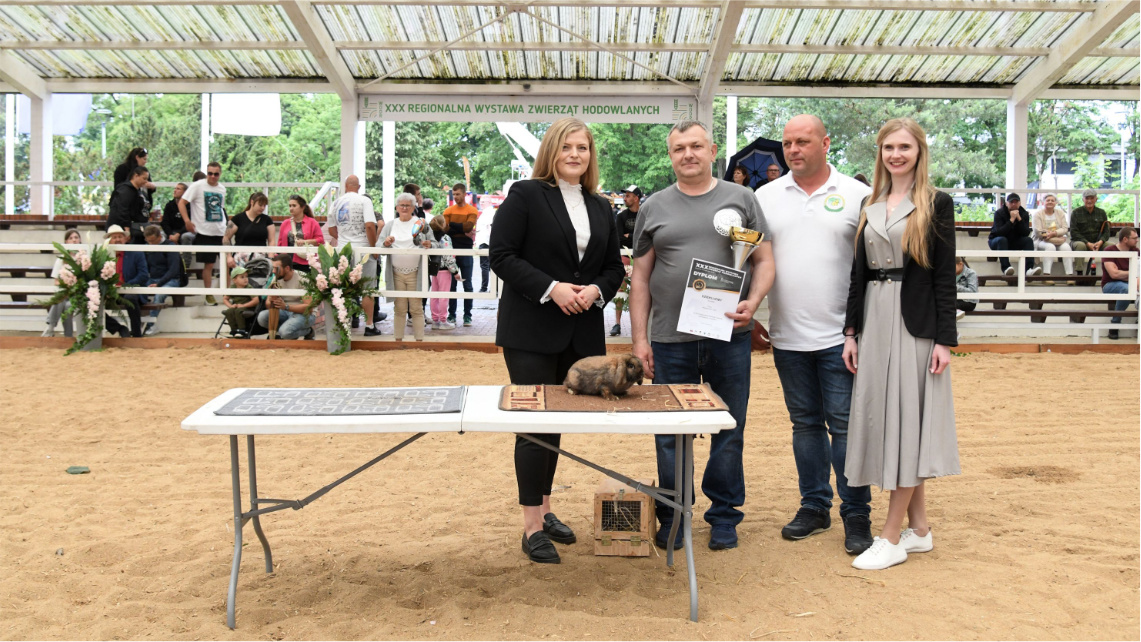 Wojciech Gzyl (z pucharem), hodowca czempiona w rasie karzełek baran madagaskarowy. Puchar i dyplom wręczali (od lewej): Justyna Winiarska, dyrektor WODR w Poznaniu; Artur Handzel, prezes KZHK oraz Wioleta Barczak, komisarz XXX RWZH w Sielinku