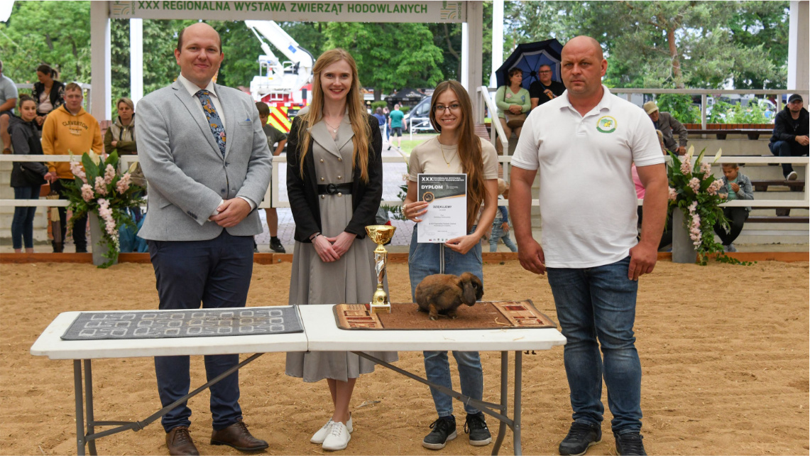 Dominika Siarkowska (z dyplomem), hodowca wiceczempiona w rasie francuski baran szary. Puchar i dyplom wręczali (od lewej): Kamil Łopuszyński, zastępca dyrektora WODR w Poznaniu; Wioleta Barczak, komisarz XXX RWZH w Sielinku oraz Artur Handzel, prezes KZHK