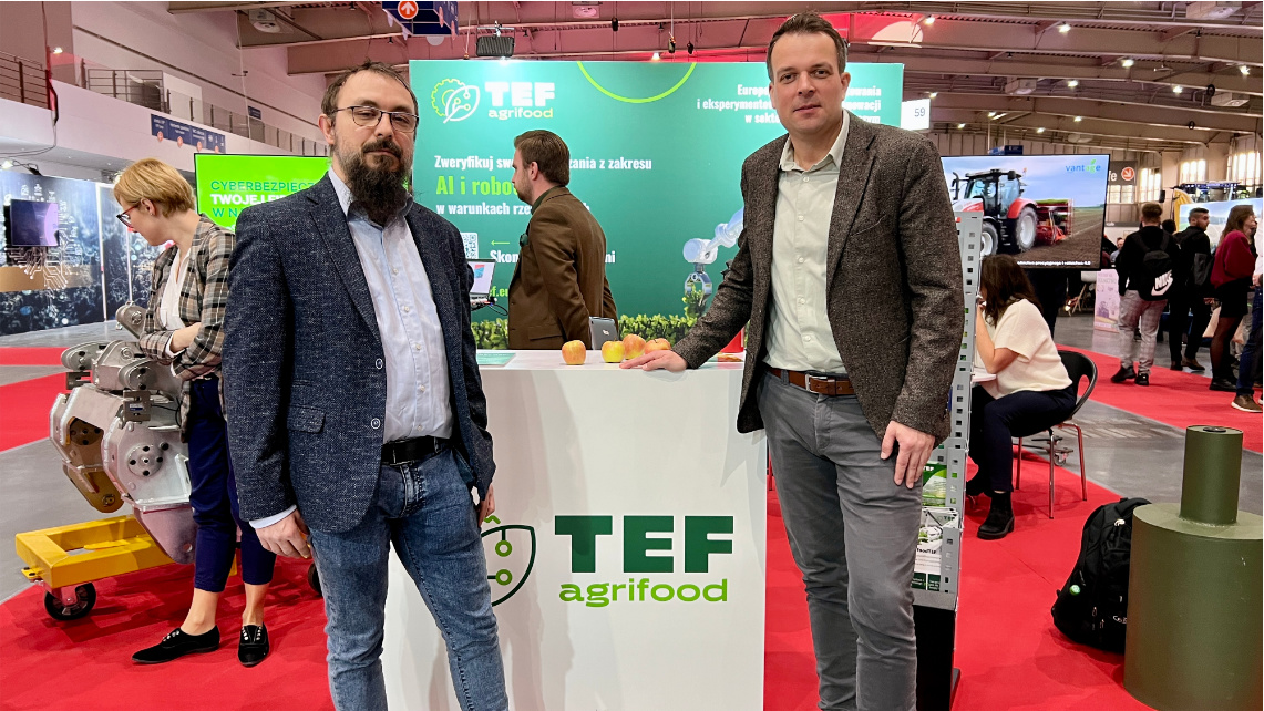 Na stoisku AgrifoodTEF, od lewej: Maciej Zacharczuk, kierownik działu teleinformatyki WODR; Tomasz Jankowski, menadżer projektu AgrifoodTEF